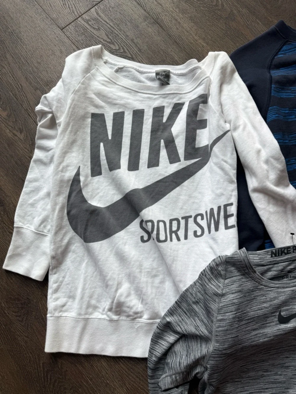 Nike Womens Sweatshirt lot Q14